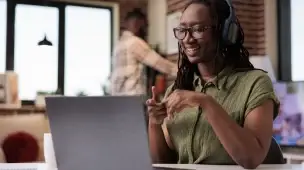 Pessoa trabalhando em casa como freelancer online com notebook